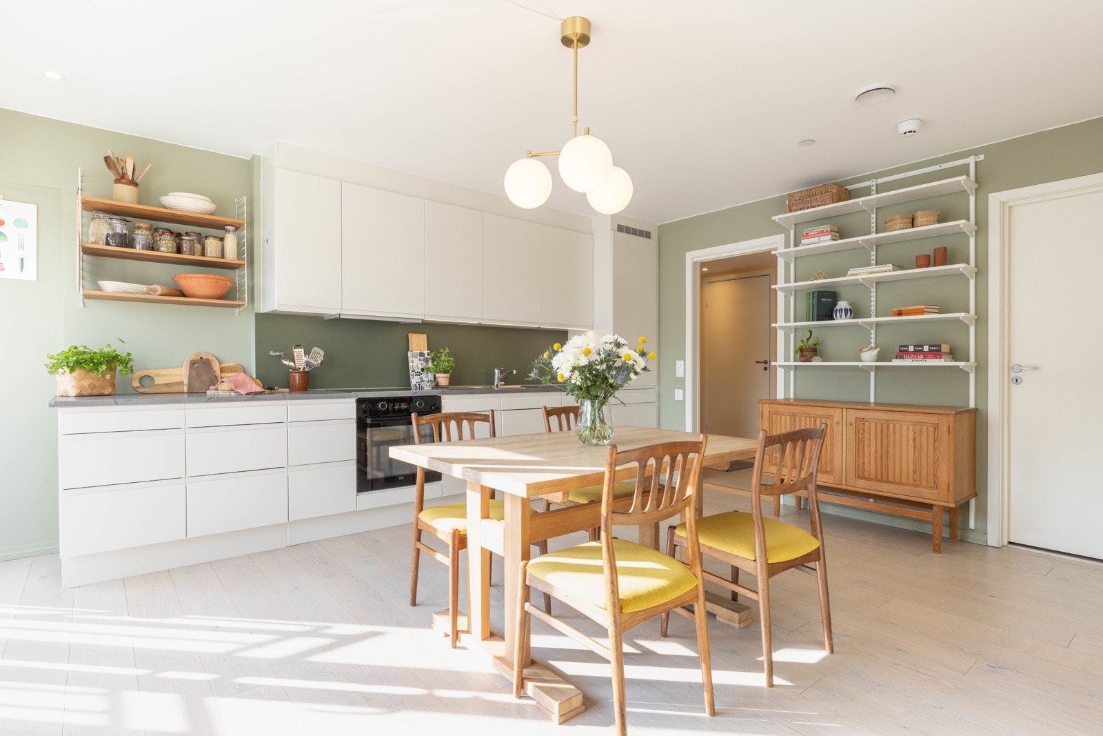 Kjøkken og stue glir naturlig over i hverandre - en løsning som åpner opp og inviterer til samvær. Galleribilde