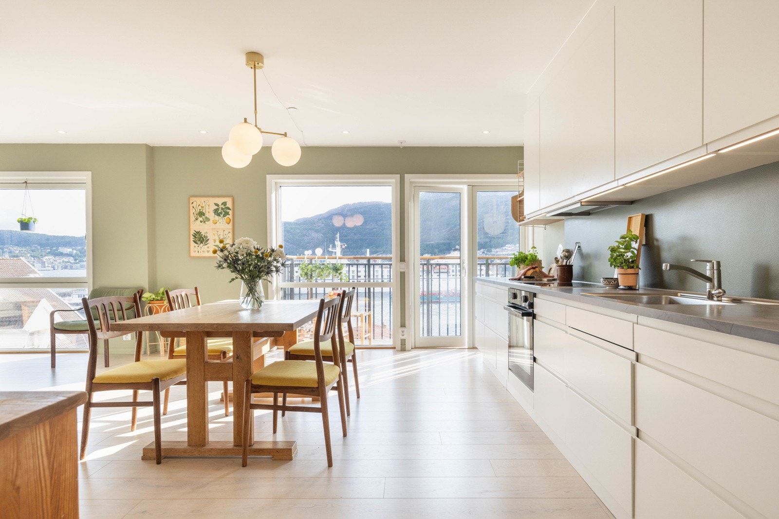 Stuen har en luftig og åpen atmosfære, med store vindusflater som rammer inn utsikten mot Vågen og byfjellene. Galleribilde