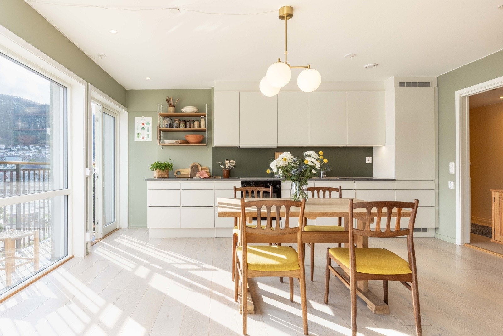 Kjøkkenet er levert av HTH og tilhører den moderne Next-serien - med slette fronter i lyse toner og en mørk, marmorert benkeplate i laminat. Galleribilde