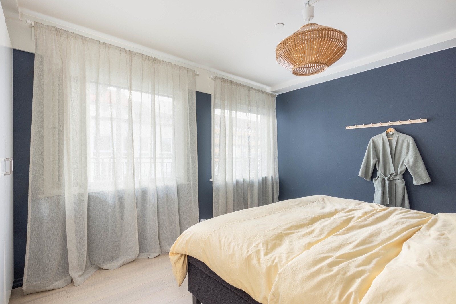 Store vindusflater gir rikelig dagslys og en lun atmosfære. Galleribilde