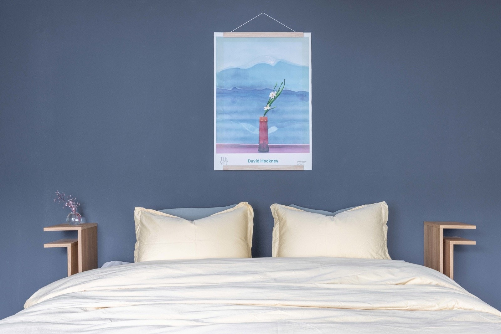 Veggene er malt i en rolig blåtone som skaper en avslappende stemning - ideelt for et privat pusterom. Galleribilde