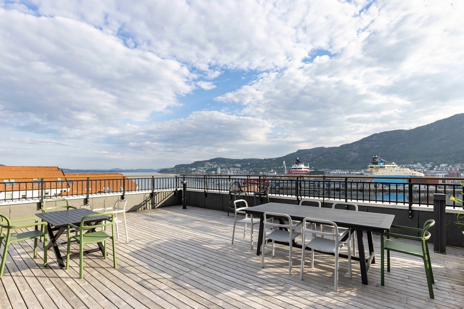 I femte etasje finner du to store, felles takterrasser - én med formiddagssol og én som fanger kveldssolen. Galleribilde