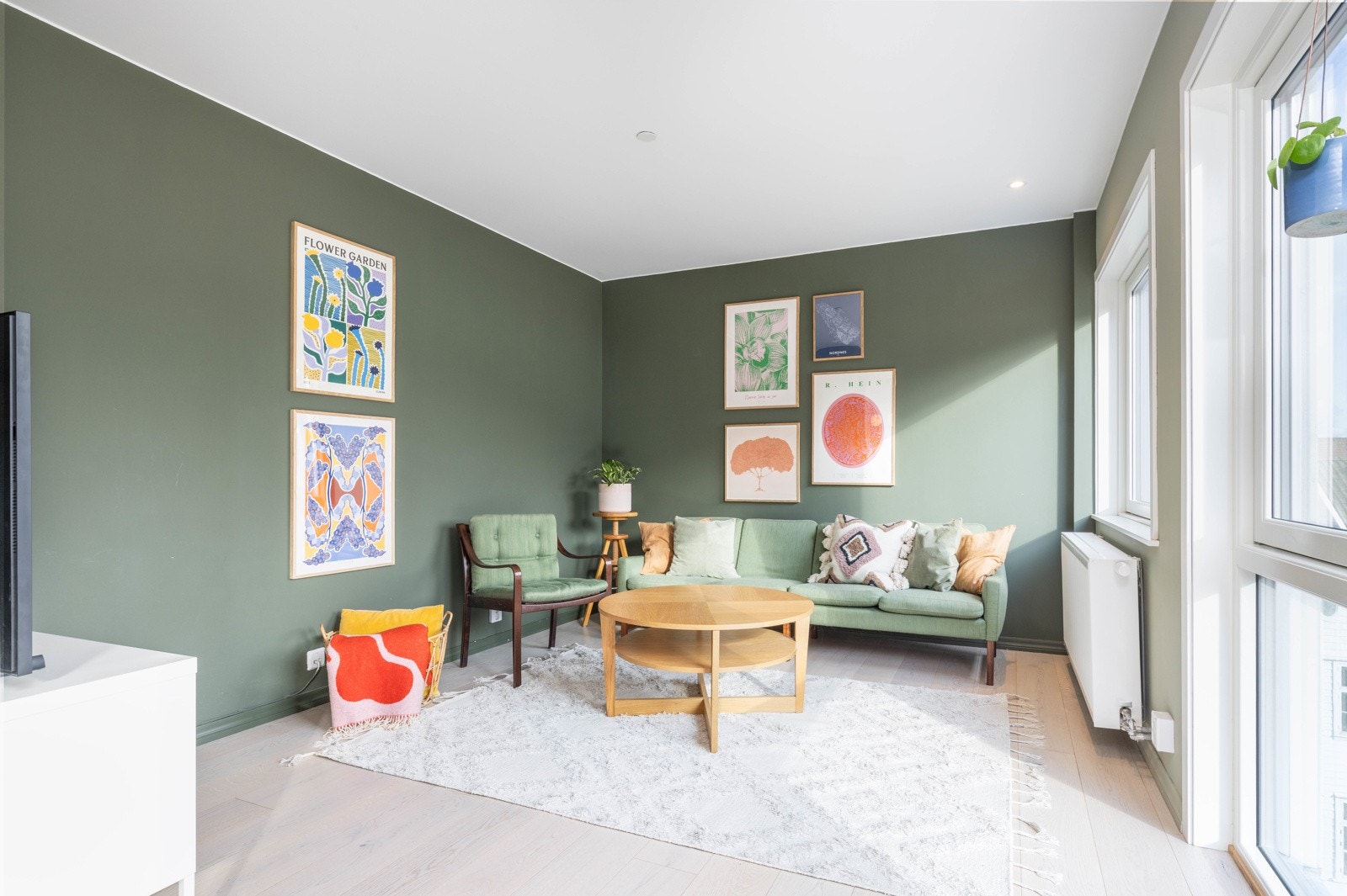 Kombinasjonen av høy standard og utsikt gjør stuen til et rom du vil lengte tilbake til. Galleribilde