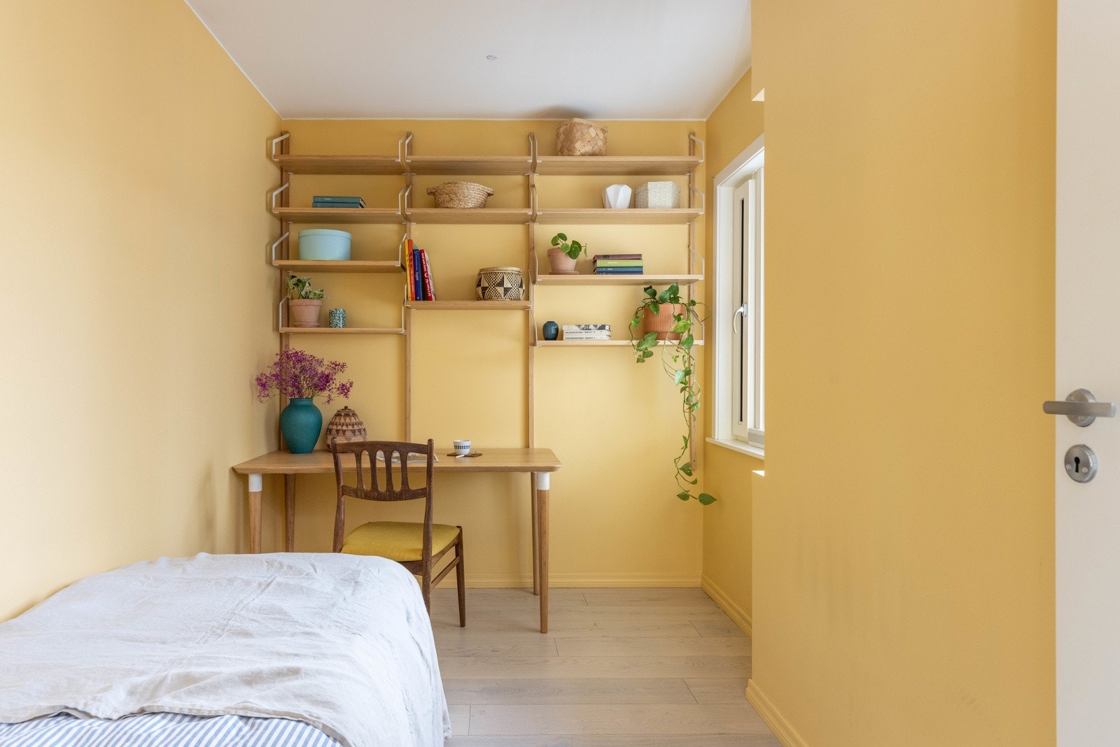 Det andre soverommet er romslig og fleksibelt - perfekt som gjesterom, barnerom eller hjemmekontor. Galleribilde