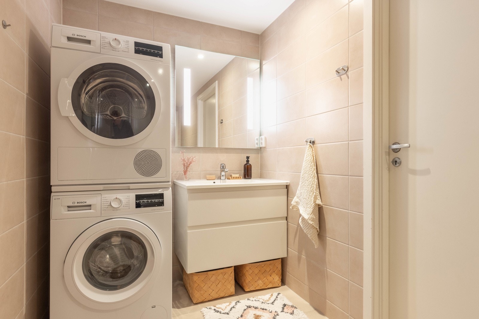 Praktisk vaskesone med opplegg for vaskemaskin og plass til tørketrommel - alt levert med vannbåren gulvvarme Galleribilde