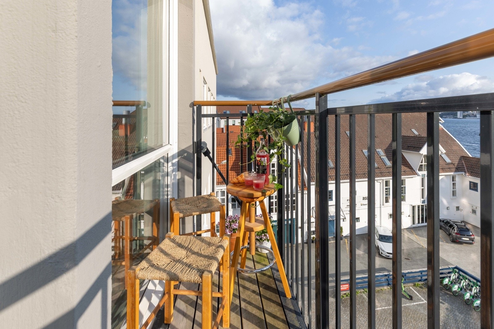 Et sted å trekke seg tilbake og nyte stillheten, lyset og omgivelsene. Galleribilde