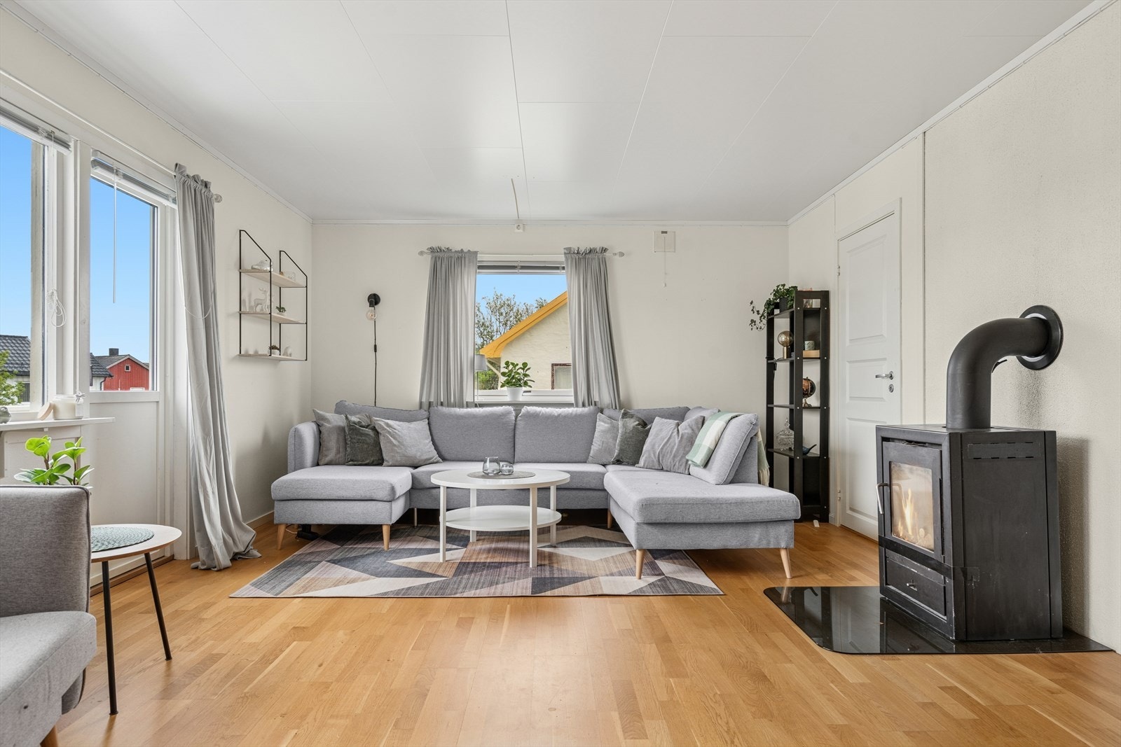 Ildsted som varmer godt på kaldere dager. Fra stuen er det utgang til balkong. Galleribilde