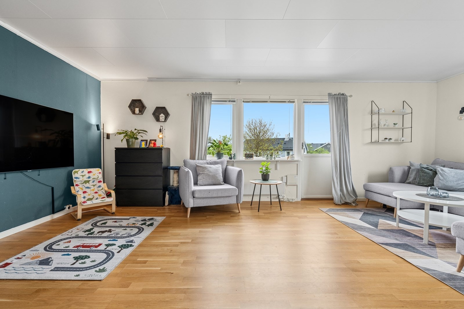 Stuen har god plass til sofamøblement og annet inventar etter ønske. Galleribilde