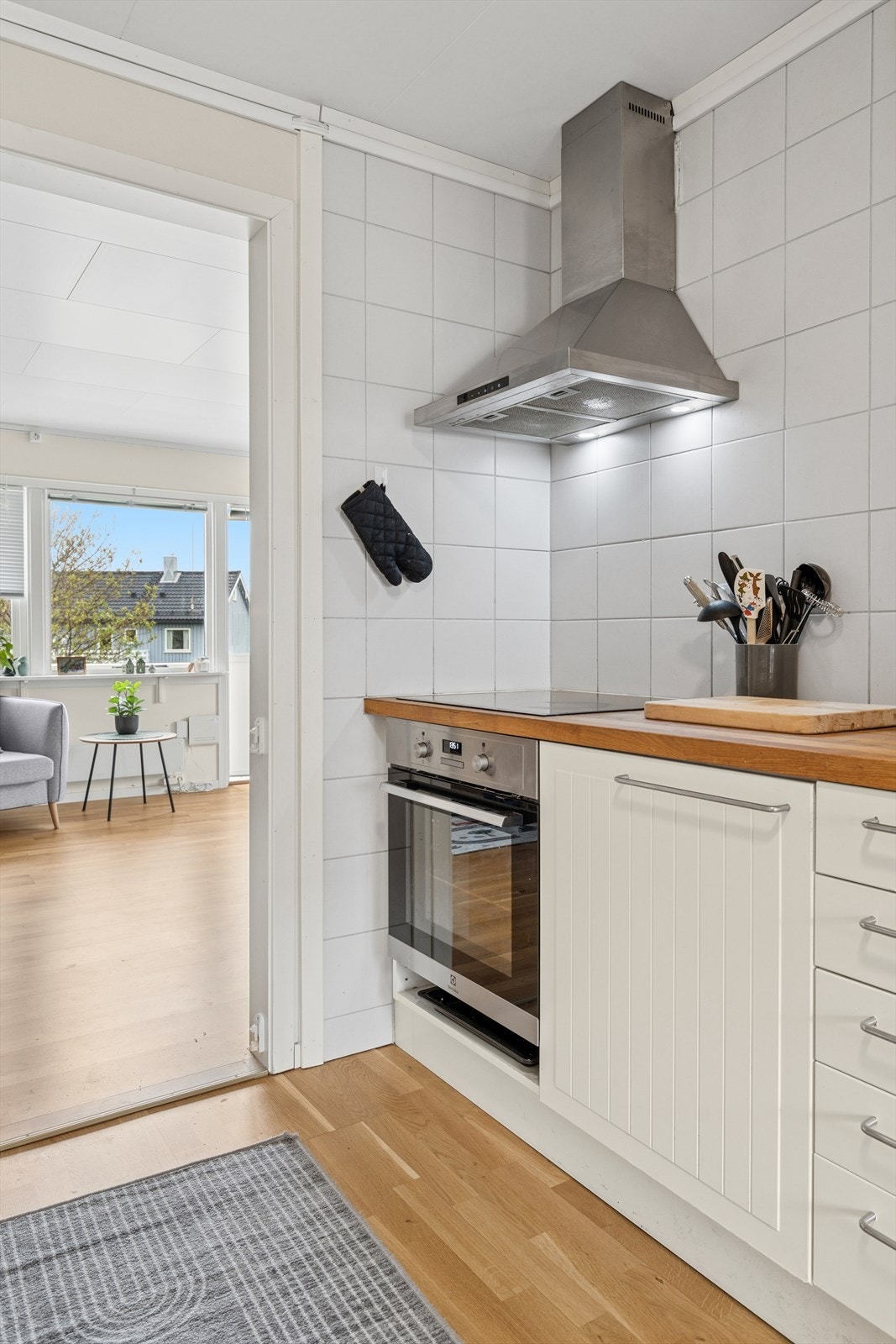 Kjøkkenet ligger i lukket løsning med tilkomst fra stuen. Galleribilde