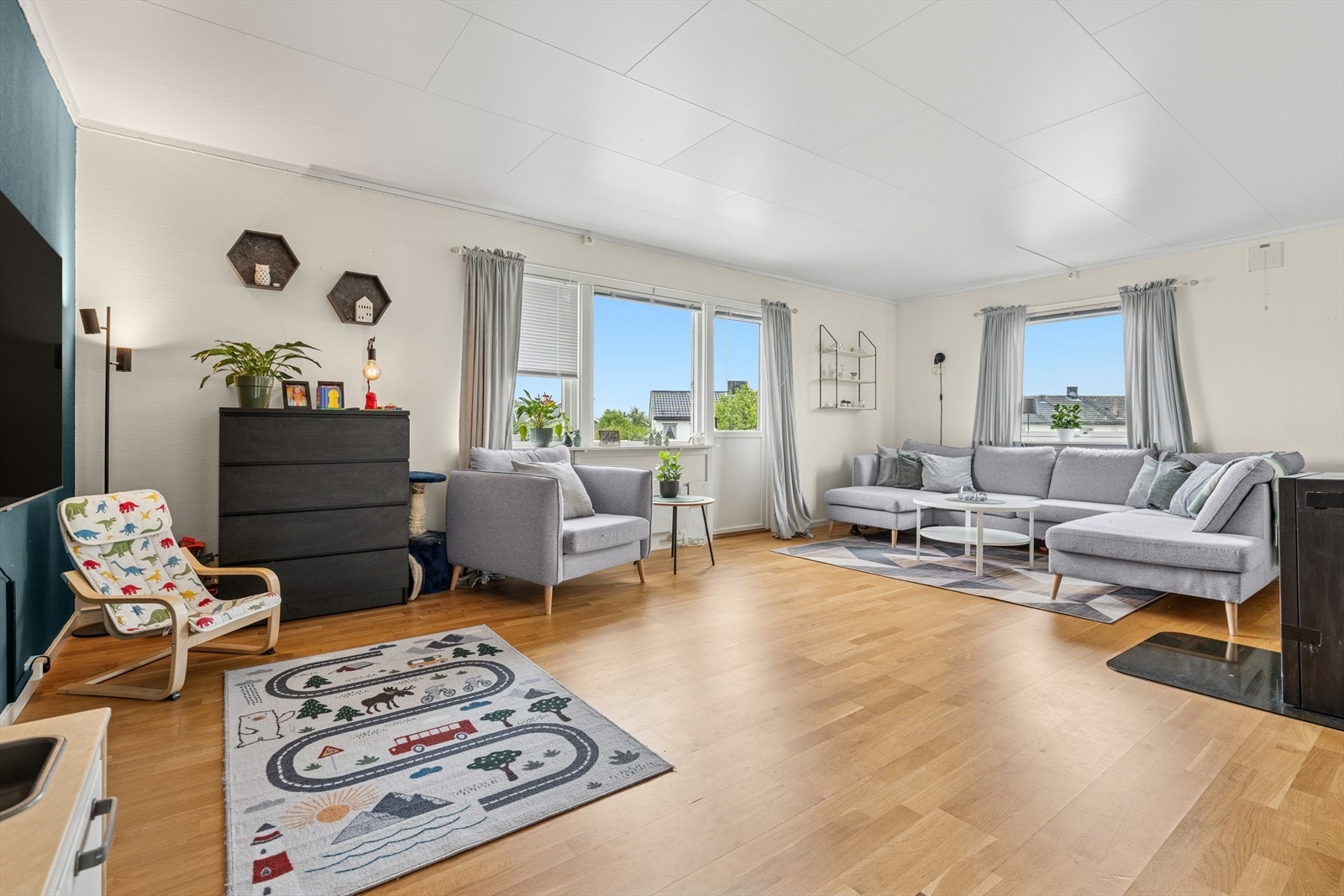 Stuen er romslig og enkel og møblere. Malt i moderne fargetoner som gir en hyggelig atmosfære. Galleribilde