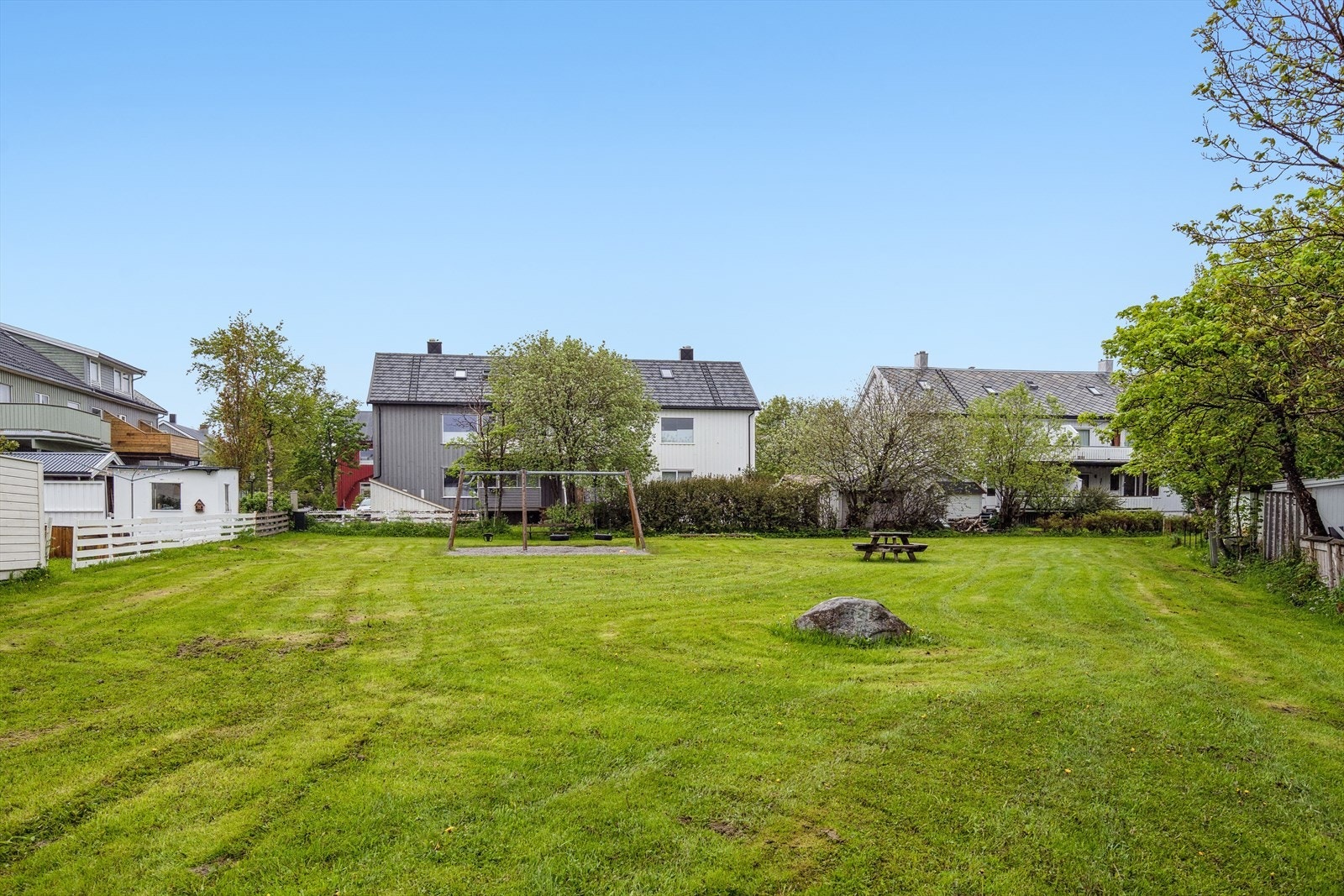 Nærområdet er pent opparbeidet med plen og diverse beplantning. Lekeplass i umiddelbar nærhet! Galleribilde