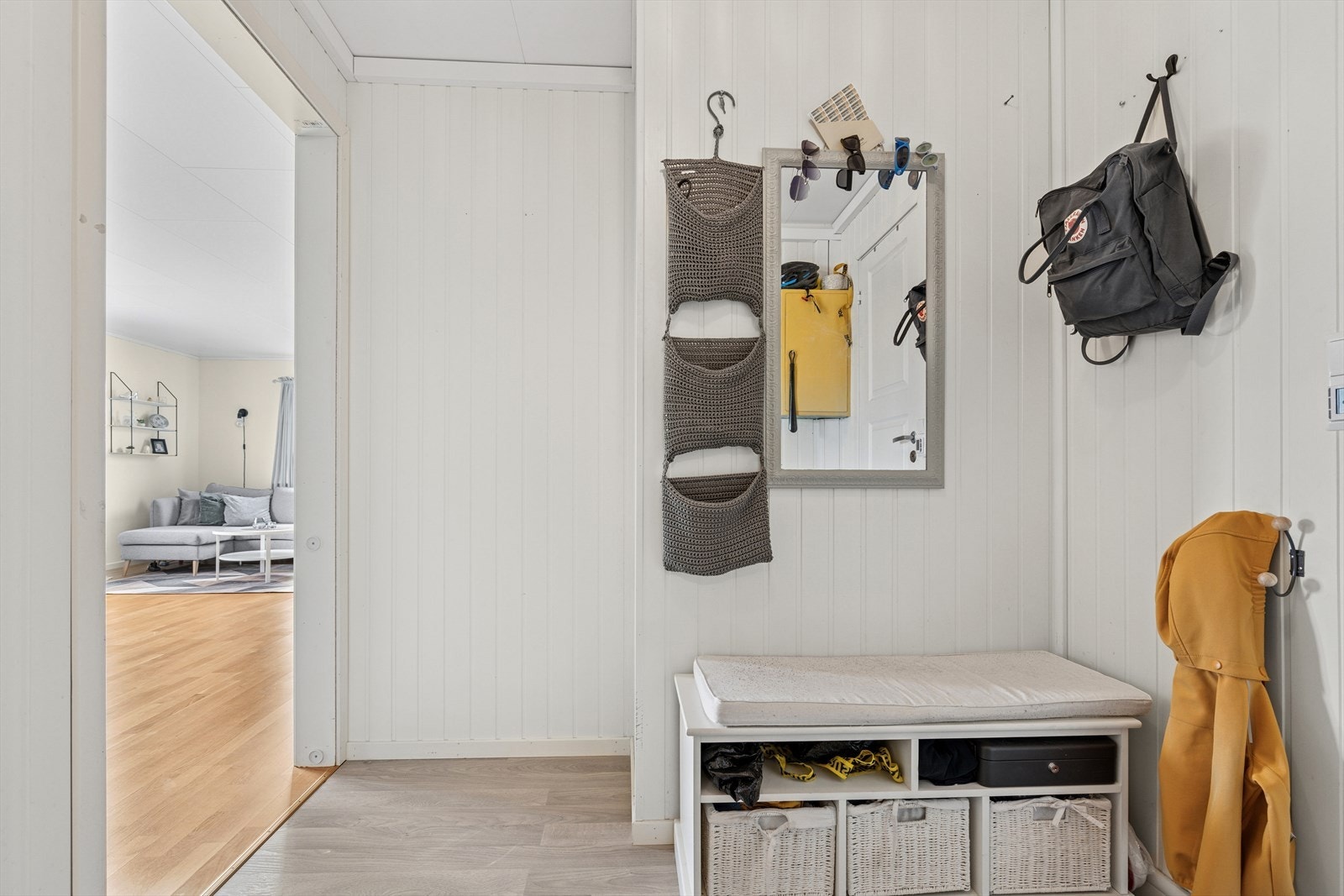 Du ønskes velkommen inn i en hyggelig entrè med plass til å henge i fra seg yttertøy og sette fra seg sko. Galleribilde