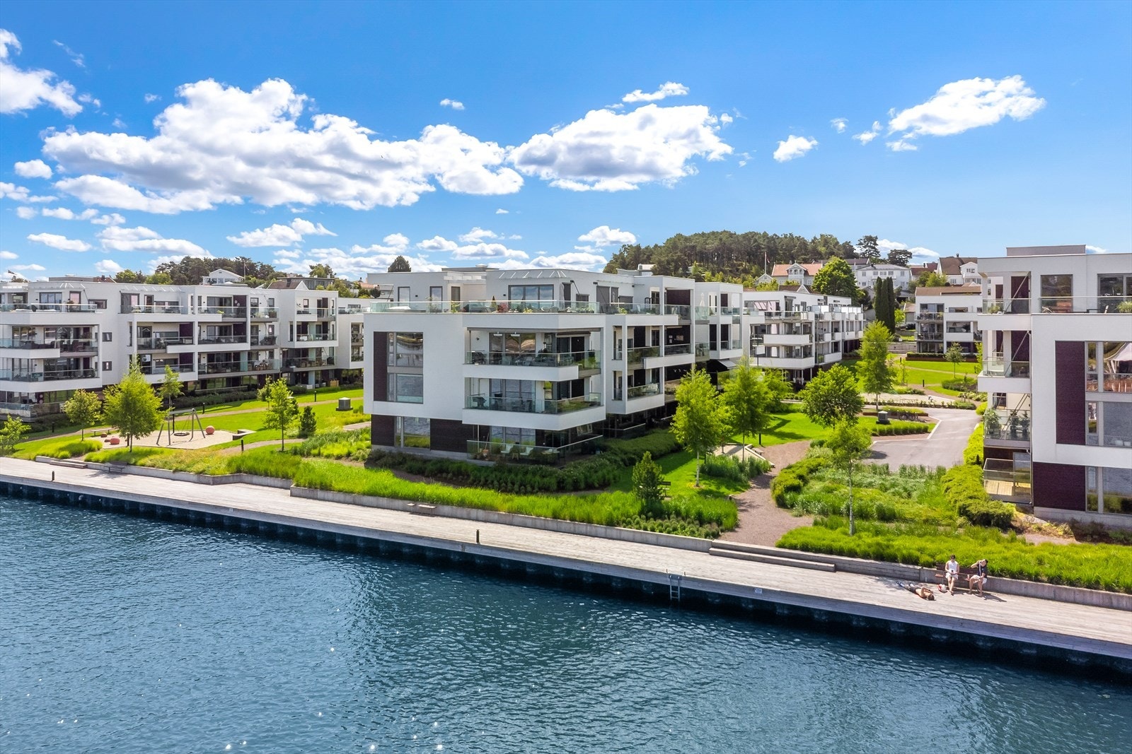 Her bor man i et maritimt sjø-/bryggemiljø helt ned til Husøysundet og på samme tid tilbaketrukket og luksuriøst. Galleribilde