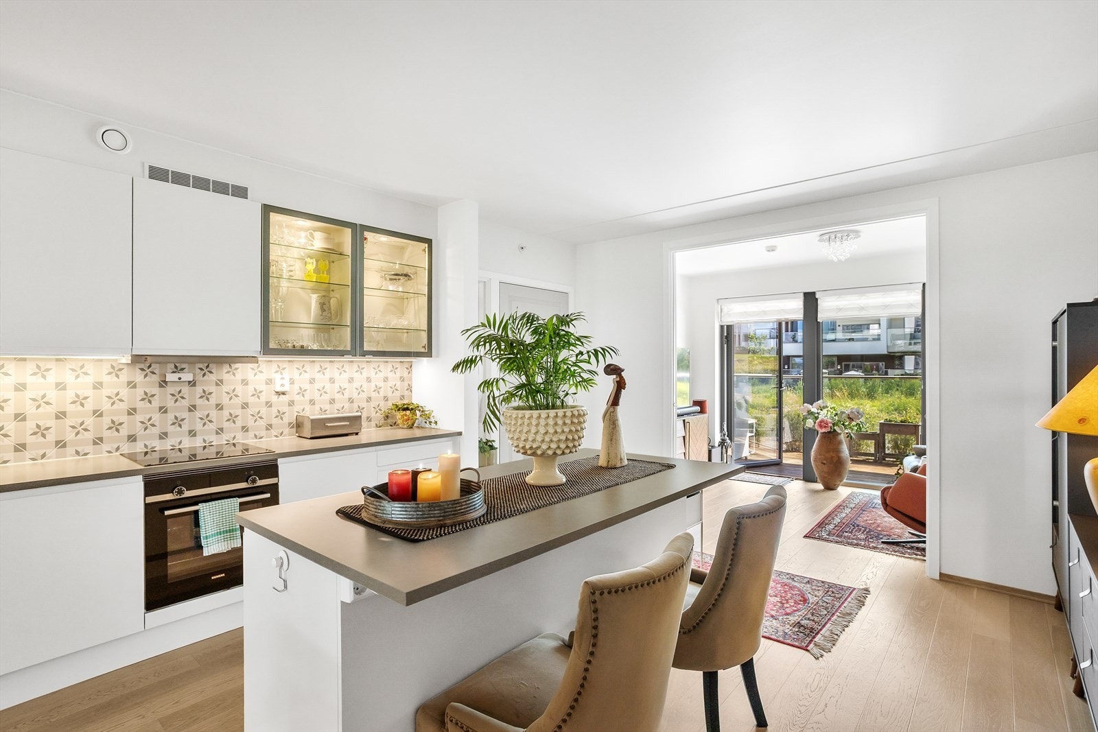 Klassisk og elegant kjøkkeninnredning fra med hvite slette fronter og benkeplate av laminat. Galleribilde