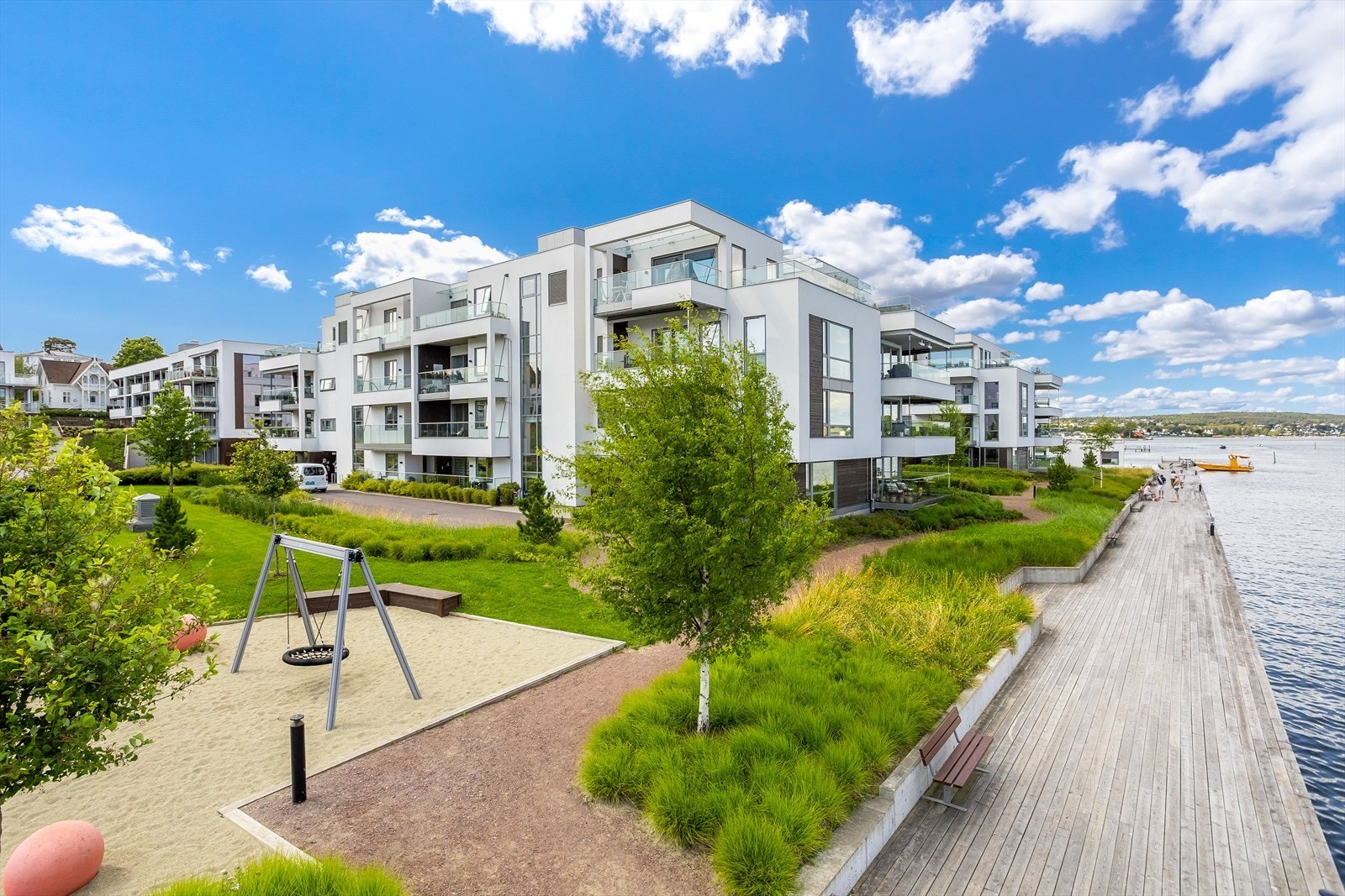 Leiligheten inneholder 2/3 soverom, 2 baderom, åpen kjøkken-/stueløsning, entrè/gang samt 2 overbygde terrasser. Galleribilde