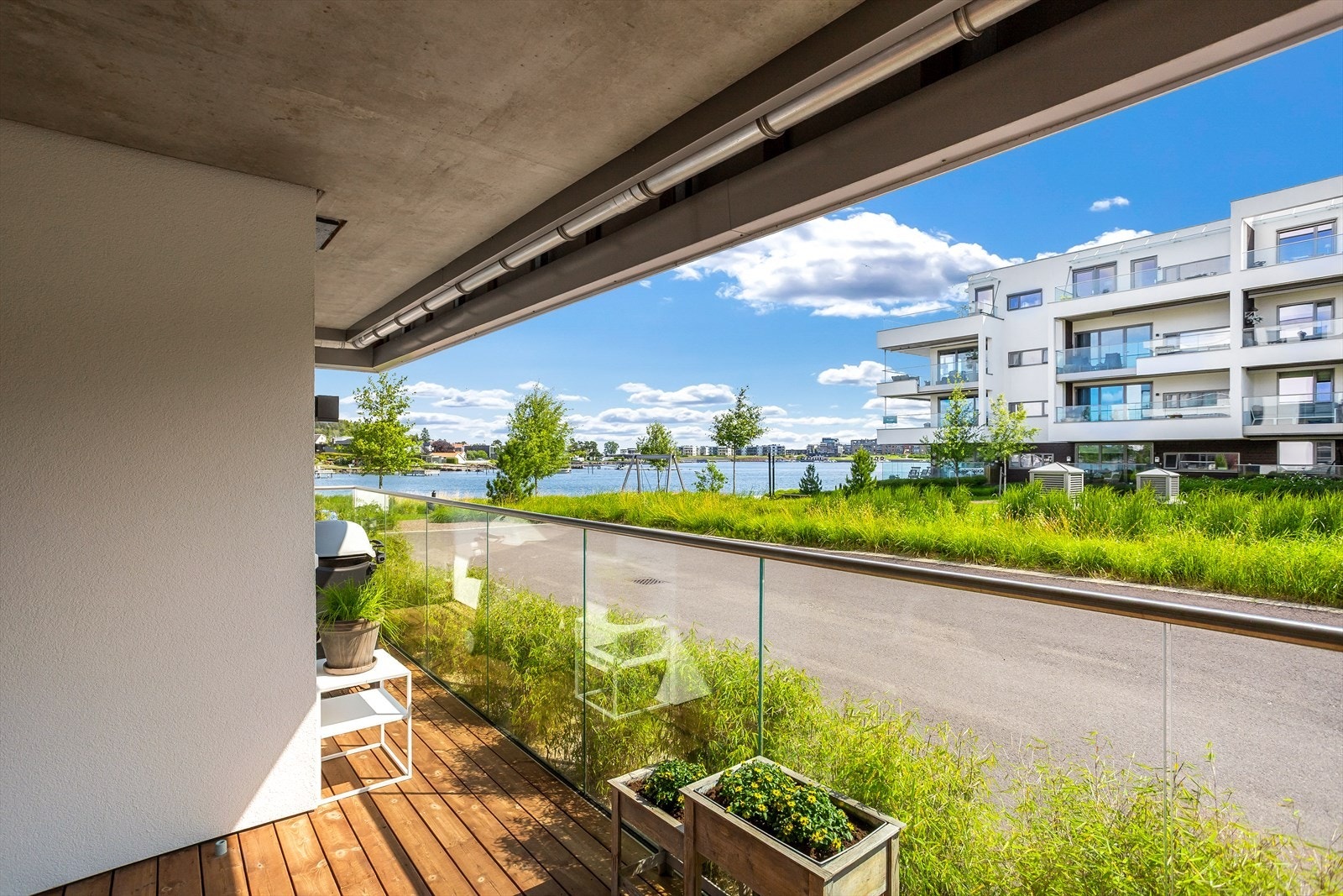 Velkommen til Husøy Havn og denne rålekre leiligheten beliggende i 1. rekke mot sjøen. Galleribilde