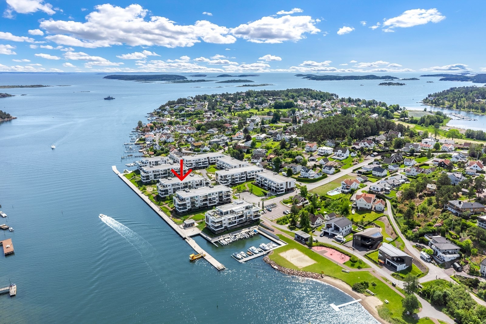 Området byr på offentlig kommunikasjon i form av buss. Nærmeste holdeplass er Husøyveien/Strandveien som ligger ca. 450 meter unna boligen. Galleribilde