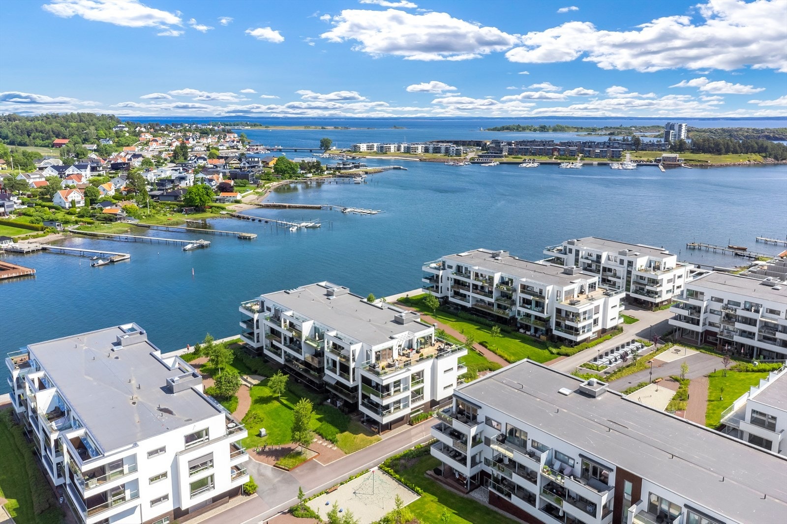 Dagligvarehandelen kan gjøres på blant annet Spar Føynland som ligger ca. 1,1 km fra leiligheten. Ønsker du ytterligere servicetilbud har både Teie torv og Tønsberg sentrum gode shoppingmuligheter. Galleribilde