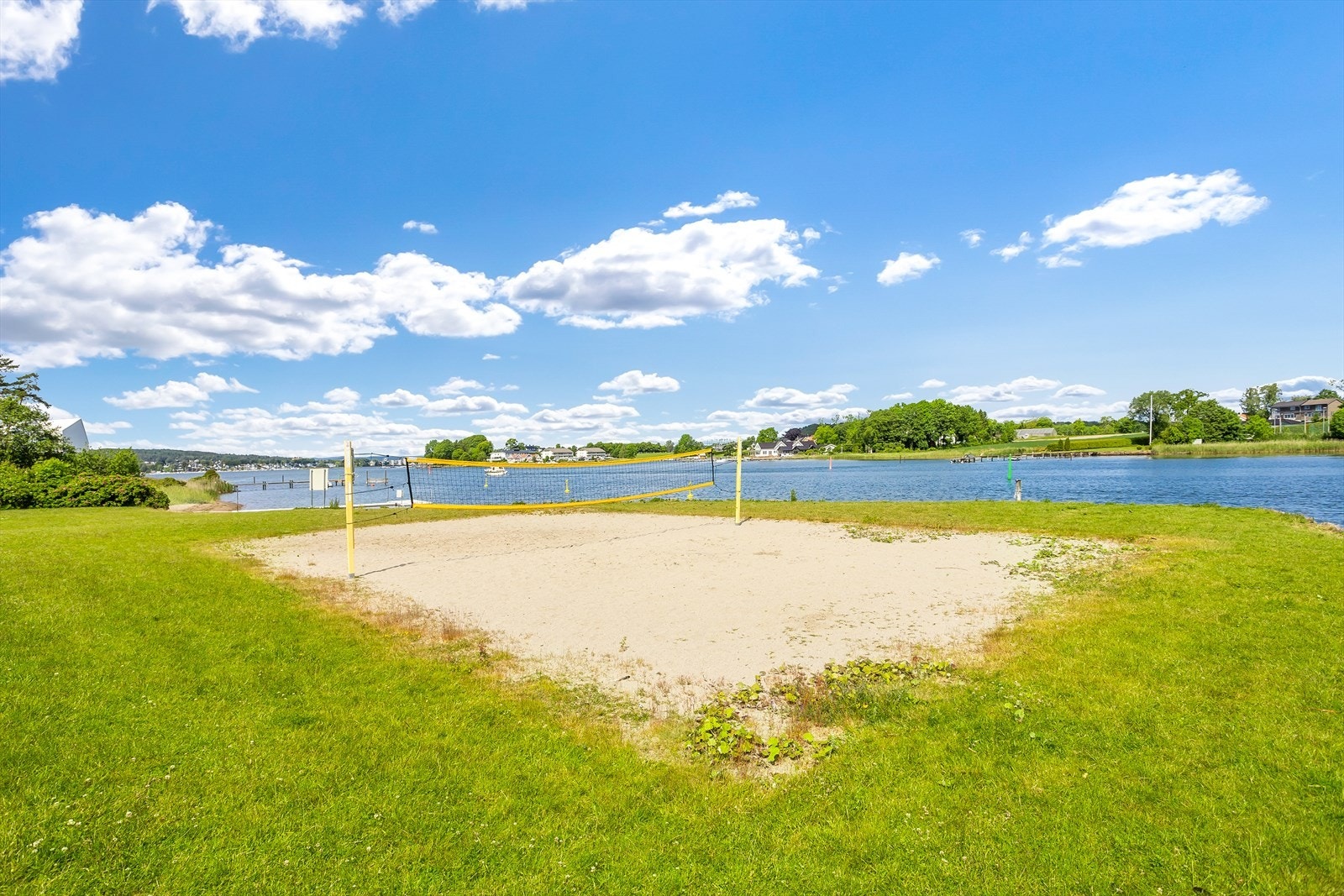 Volleyballbane i nærheten. Galleribilde