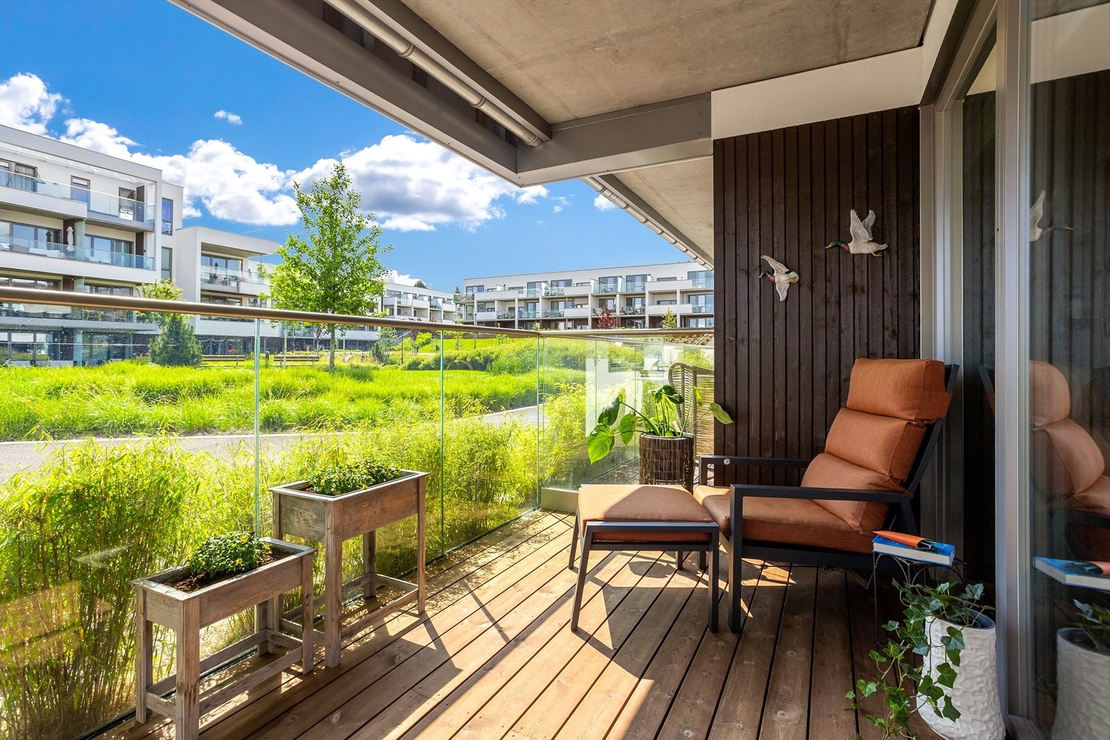 Her bor man på bakkeplan, kun få meter fra sjøen, i en nyere leilighet med misunnelsesverdige fasiliteter rett utenfor hjemmet. Galleribilde