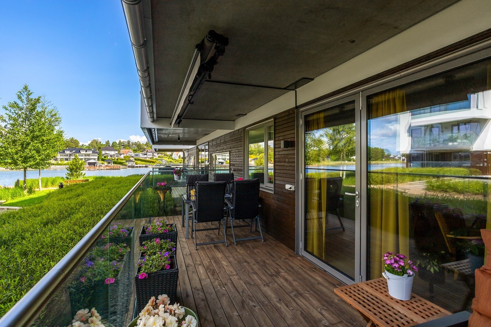 Fra leilighetens to terrasser er det nydelig utsikt til fjorden og innseilingen i Husøysundet. Elektrisk markise m/vindsensor er montert. Galleribilde