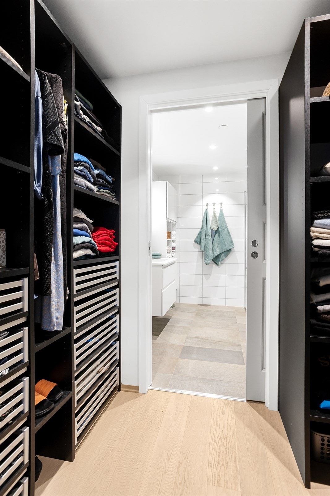 Soverommet er innredet med dobbeltseng med tilhørende nattbord og har adkomst til et praktisk walk-in closet med romslig garderobeinnredning. Galleribilde