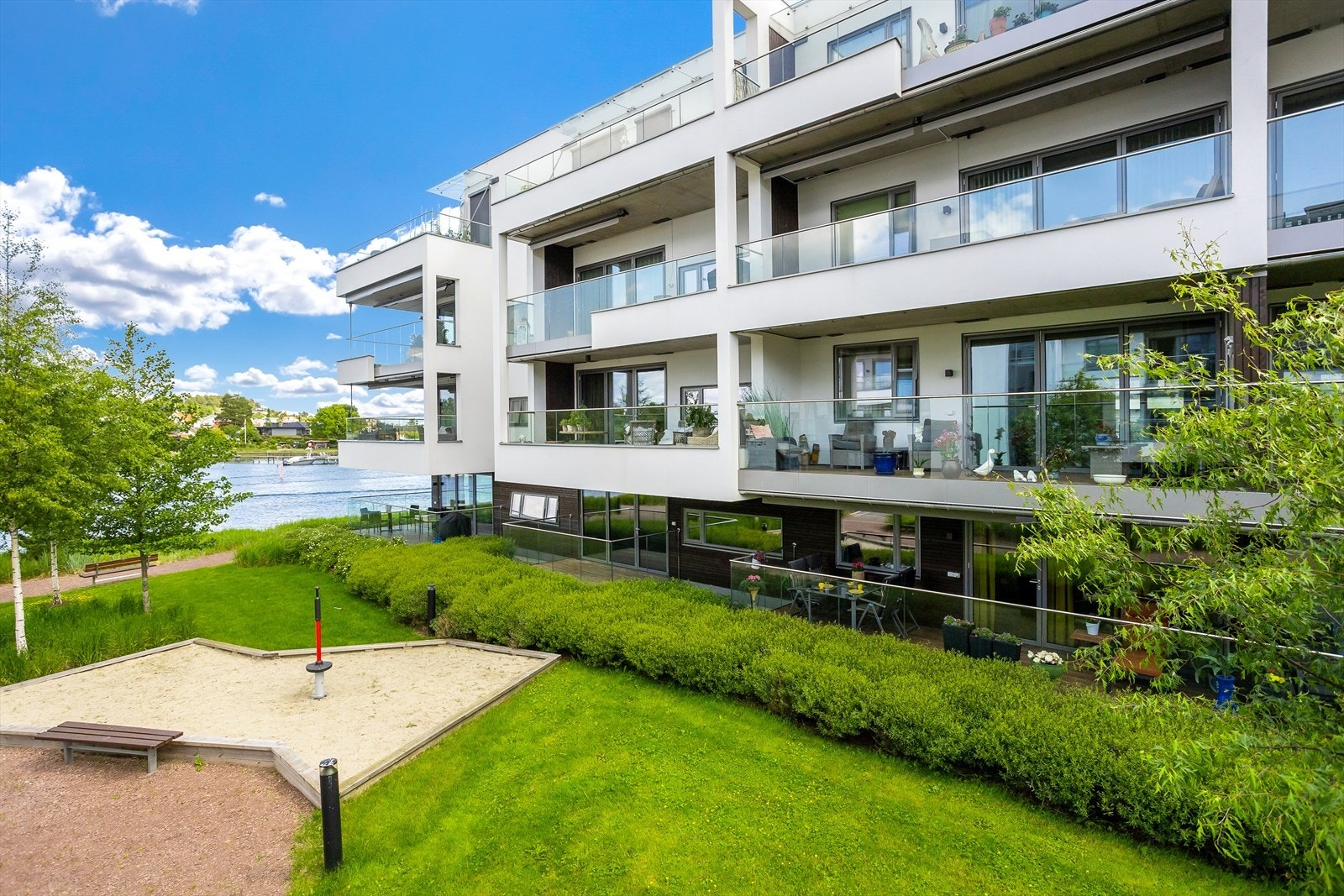 Meget pent opparbeidet tomt som er felles for seksjonseierne ved Husøy Havn. Galleribilde