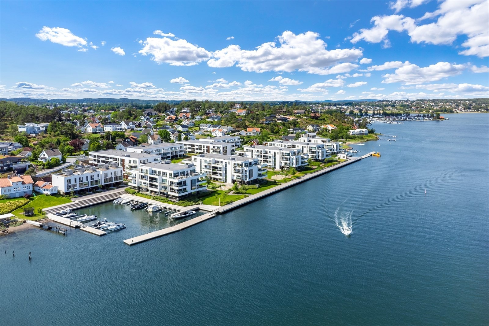 En liten gåtur fra Husøy Havn ligger Borge Hotell. Her har tilreisende funnet sitt ferieparadis i over 120 år, og for fastboende har hotellet blitt et naturlig møtepunkt. Galleribilde