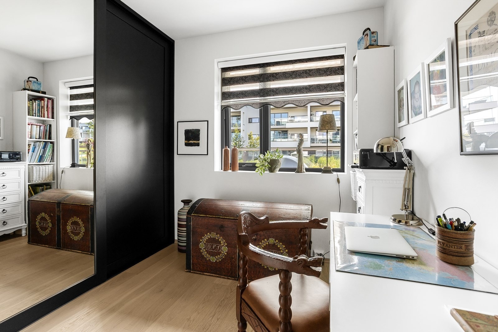 Soverom 2 har gode lysforhold, rom oppbevaringsløsning, god plass til seng og utstråler en behagelig atmosfære for avslapning og hvile. Galleribilde