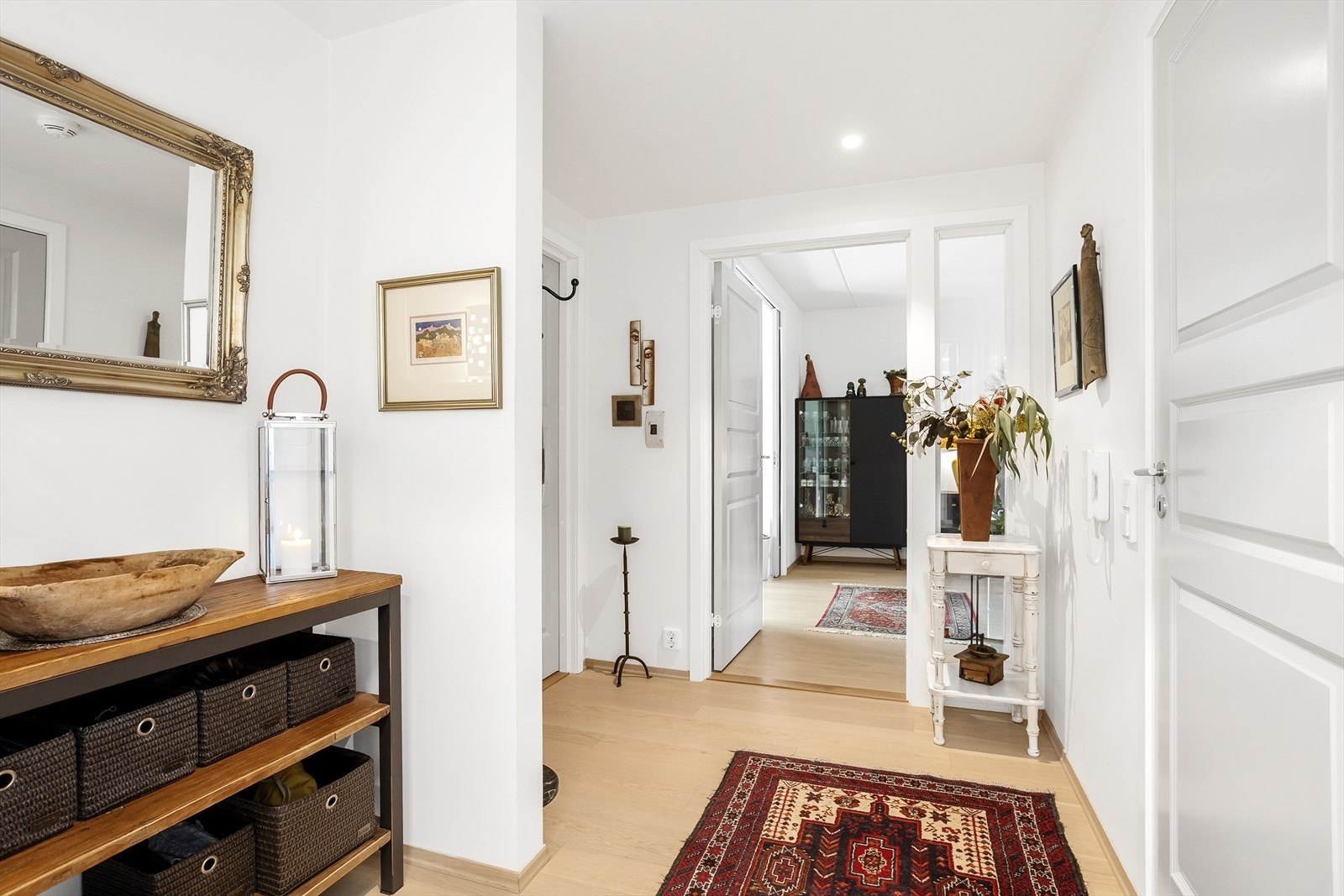 Velkommen inn til en lys og romslig entré. Det er god plass til oppheng for yttertøy og til å sette ifra seg sko. Galleribilde
