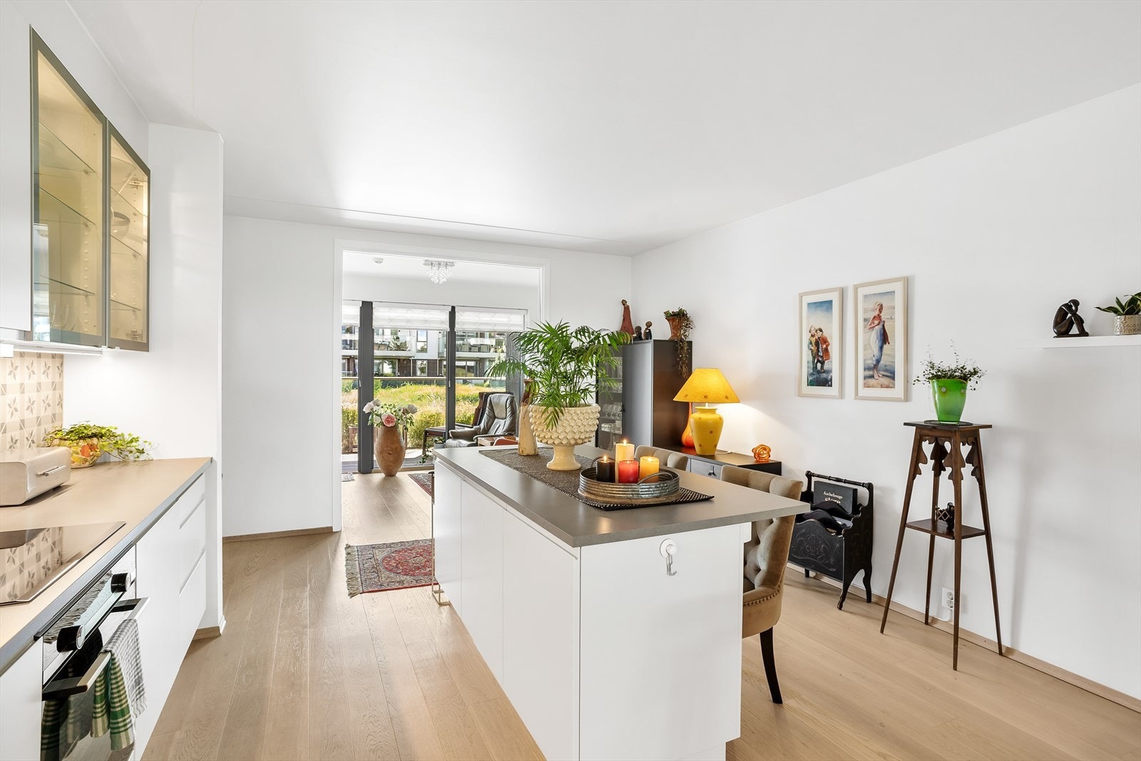 En gjennomtenkt plassering av elementene gjør kjøkkenet til et praktisk og hyggelig sted å lage mat. Galleribilde