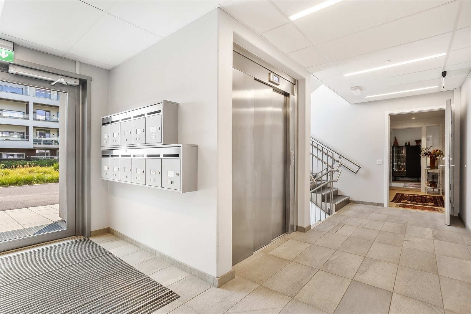 Felles inngangsparti med heis som tar deg ned til garasjekjeller. Galleribilde