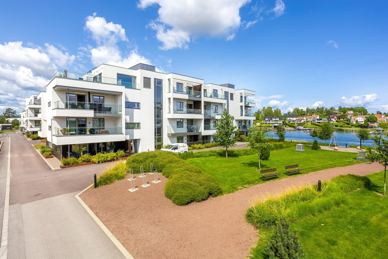 Like utenfor finner man herlige fellesarealer med badestrender, en rekke bryggeanlegg, flotte turområder langs kyststi og sosiale møteplasser. Galleribilde