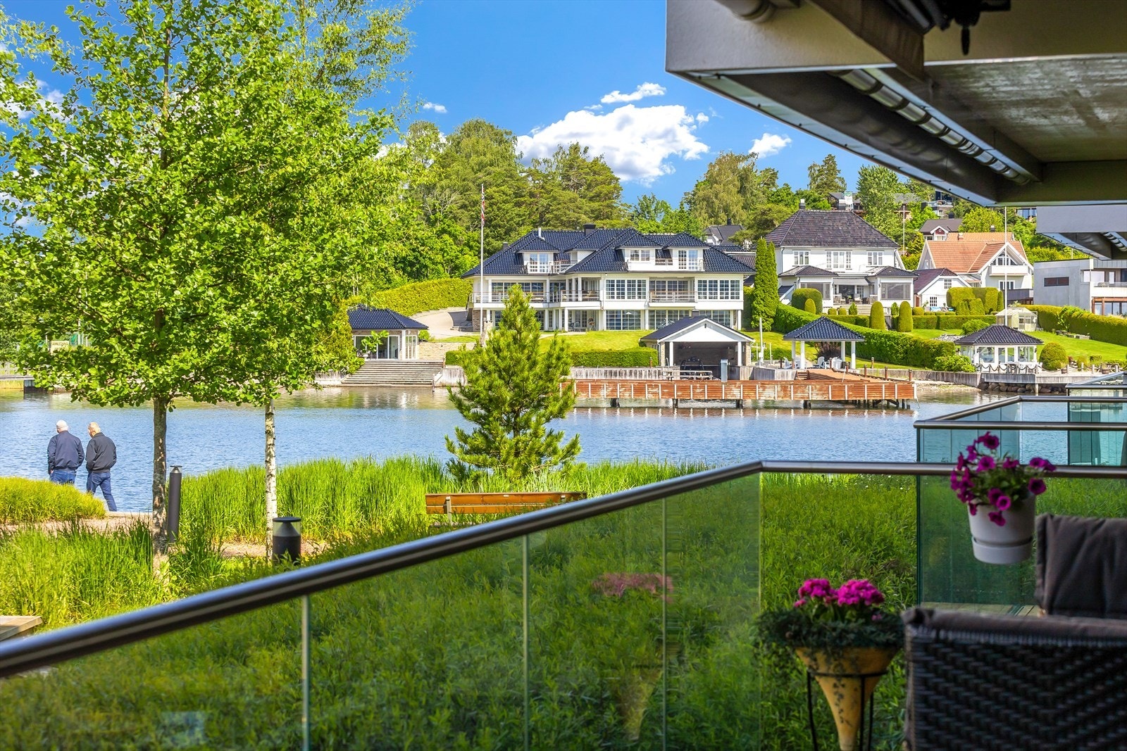 Utsikt mot vannet. Galleribilde