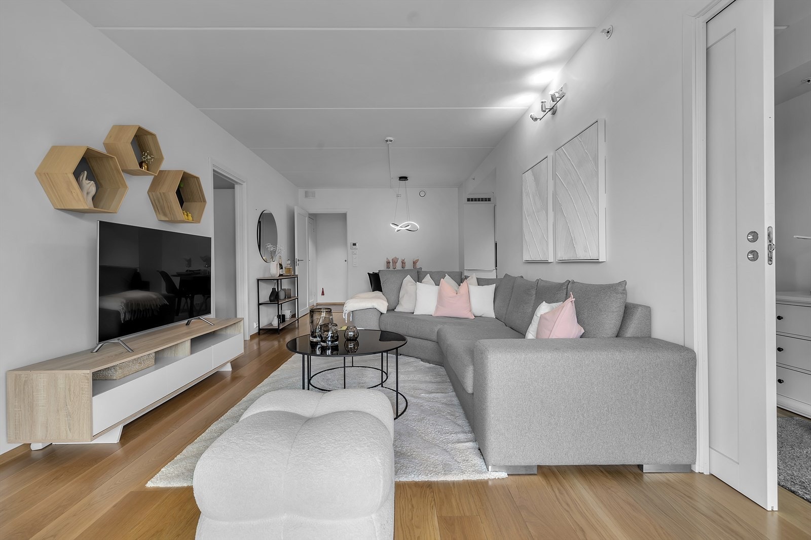 Det er plass til stor sofa i rommet samt spisebord i forlengelse av kjøkkenet Galleribilde