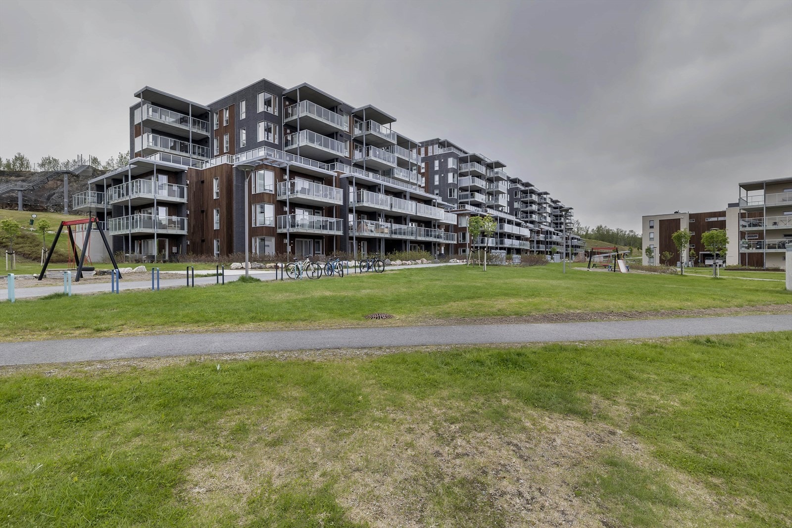 Leiligheten ligger i byggets 1. etasje med stor markterrasse Galleribilde