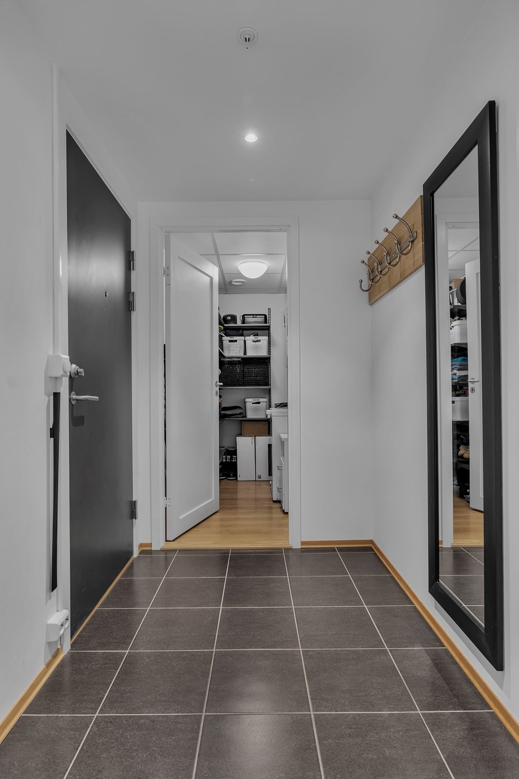 Gang med god plass til oppheng og eventuelt kommode/skap Galleribilde