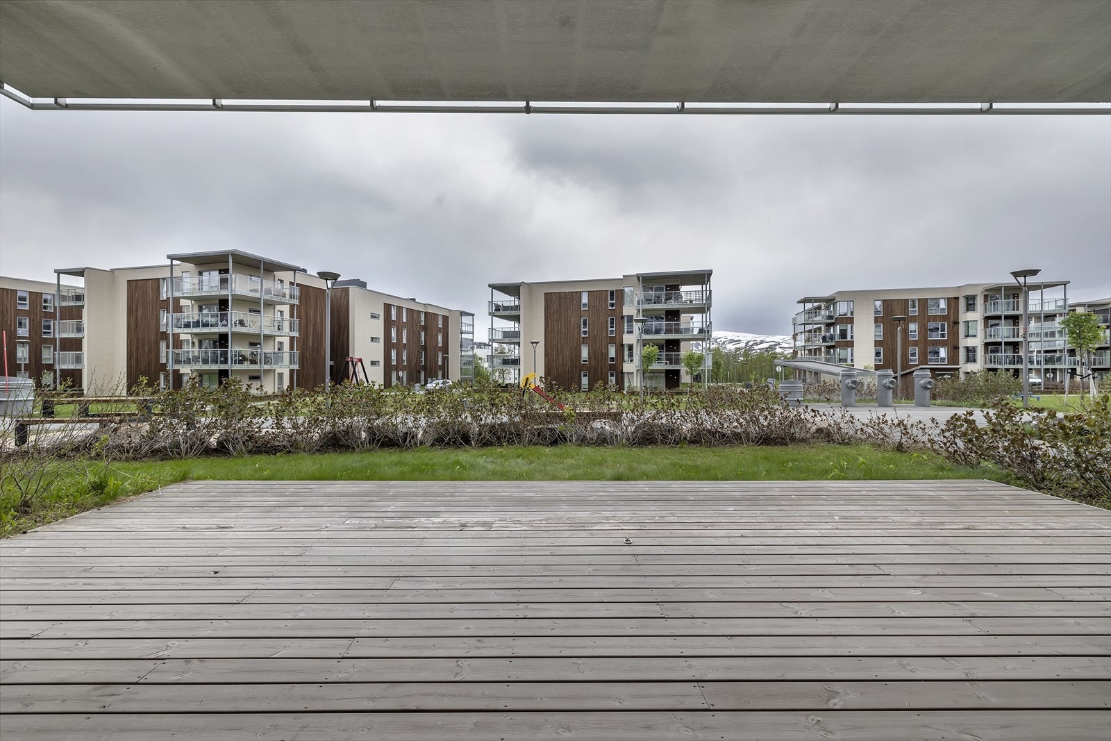Svært gode solforhold - utsikt mot nærmiljøet og deler av fjellene på Kvaløya Galleribilde