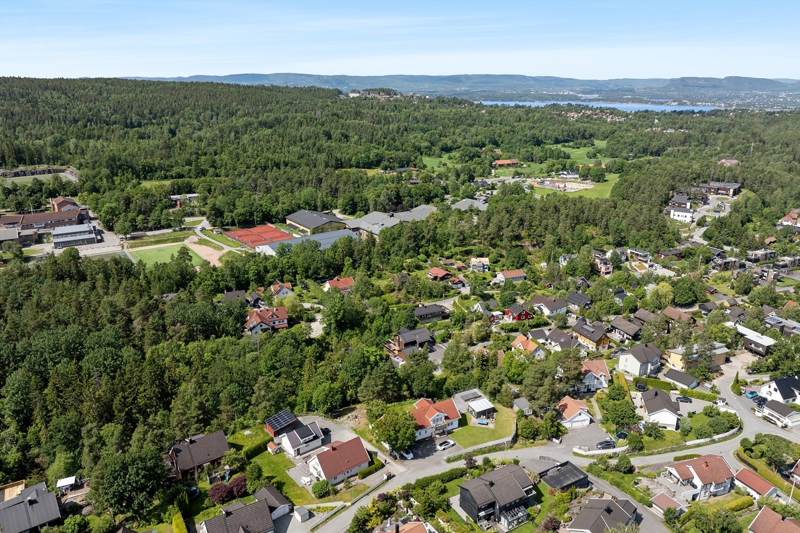 Området har nærhet til barnehager, skoler, dagligvare, nydelig turterreng med lysløype og preparerte skiløyper i Nesoddmarka eller langs Kyststien. Galleribilde