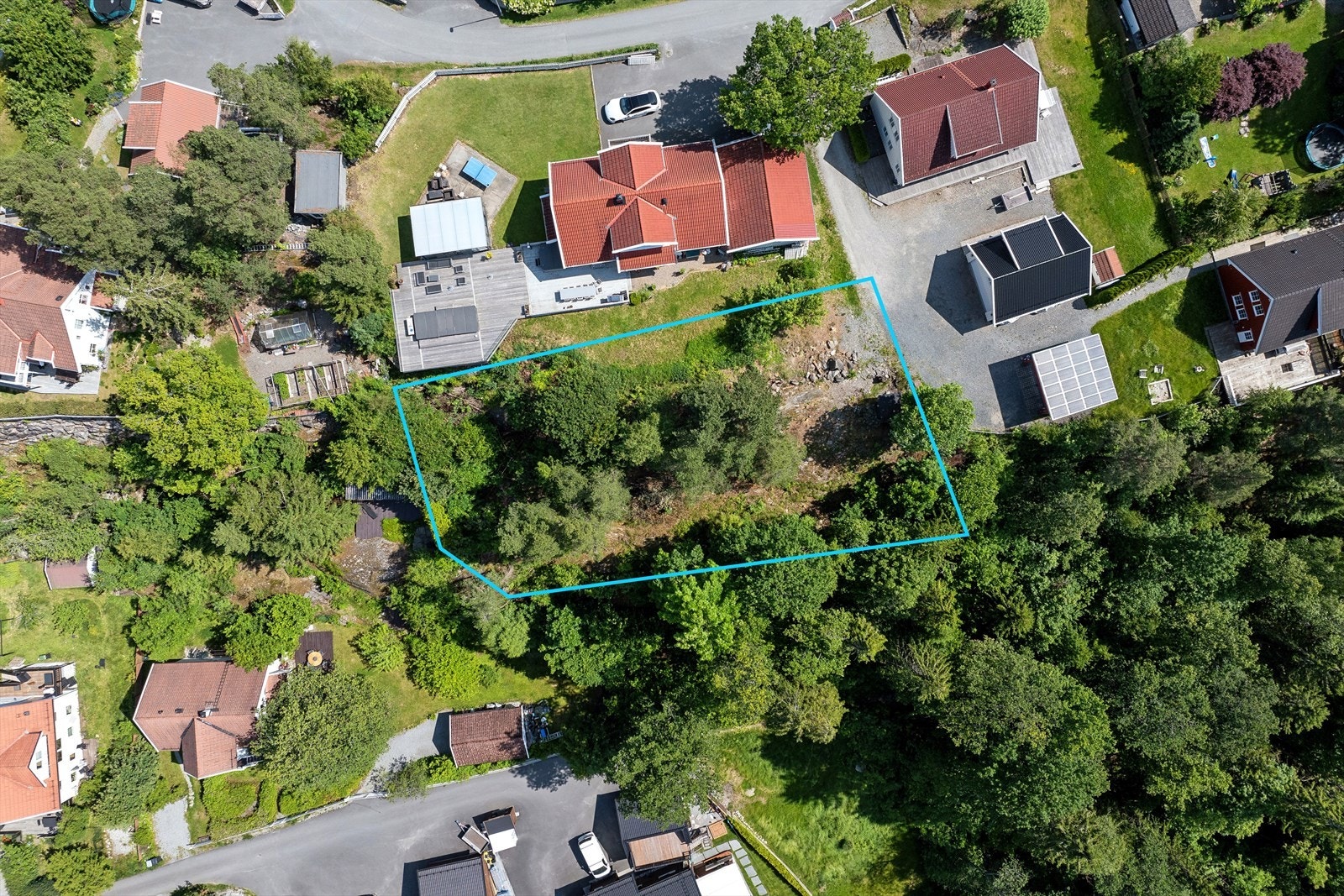 Ubebygd naturtomt på 1 147 kvm. Illustrasjon av grenser. Galleribilde