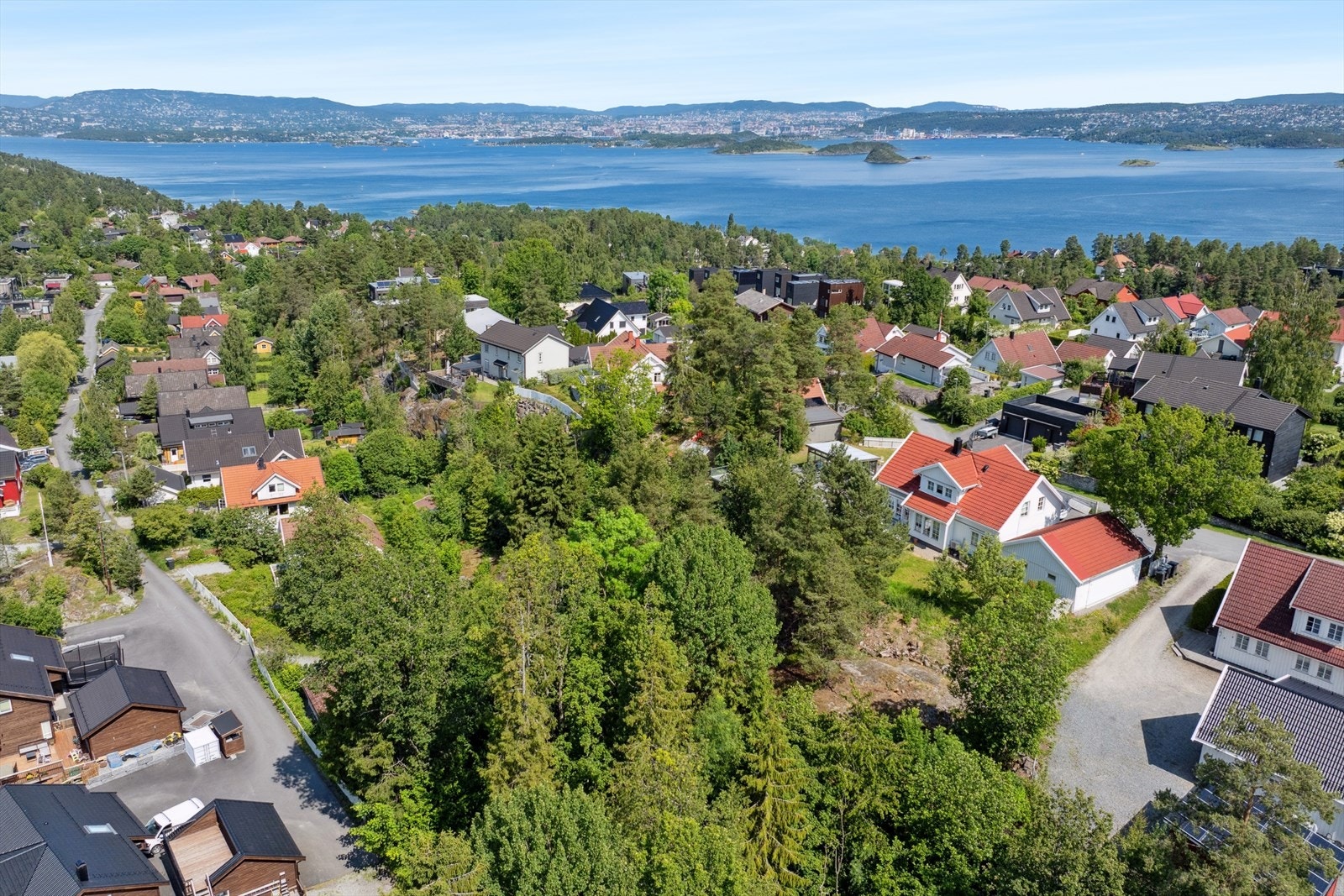 Kort vei med buss til Nesoddtangen brygge hvor tar båten deg til Aker brygge og Lysaker. Galleribilde