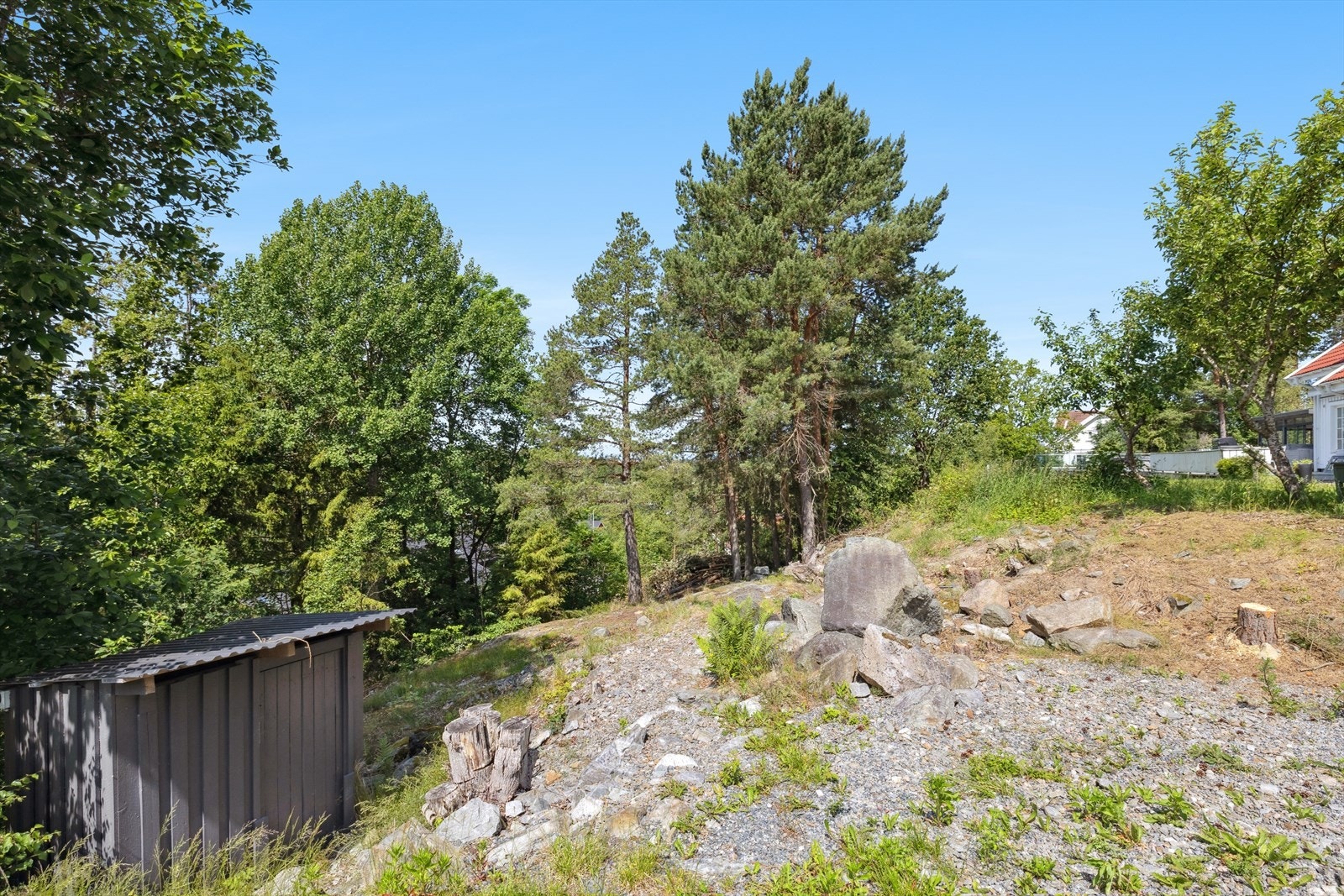 Det står oppført et pumpehus i tomtegrensen. Galleribilde