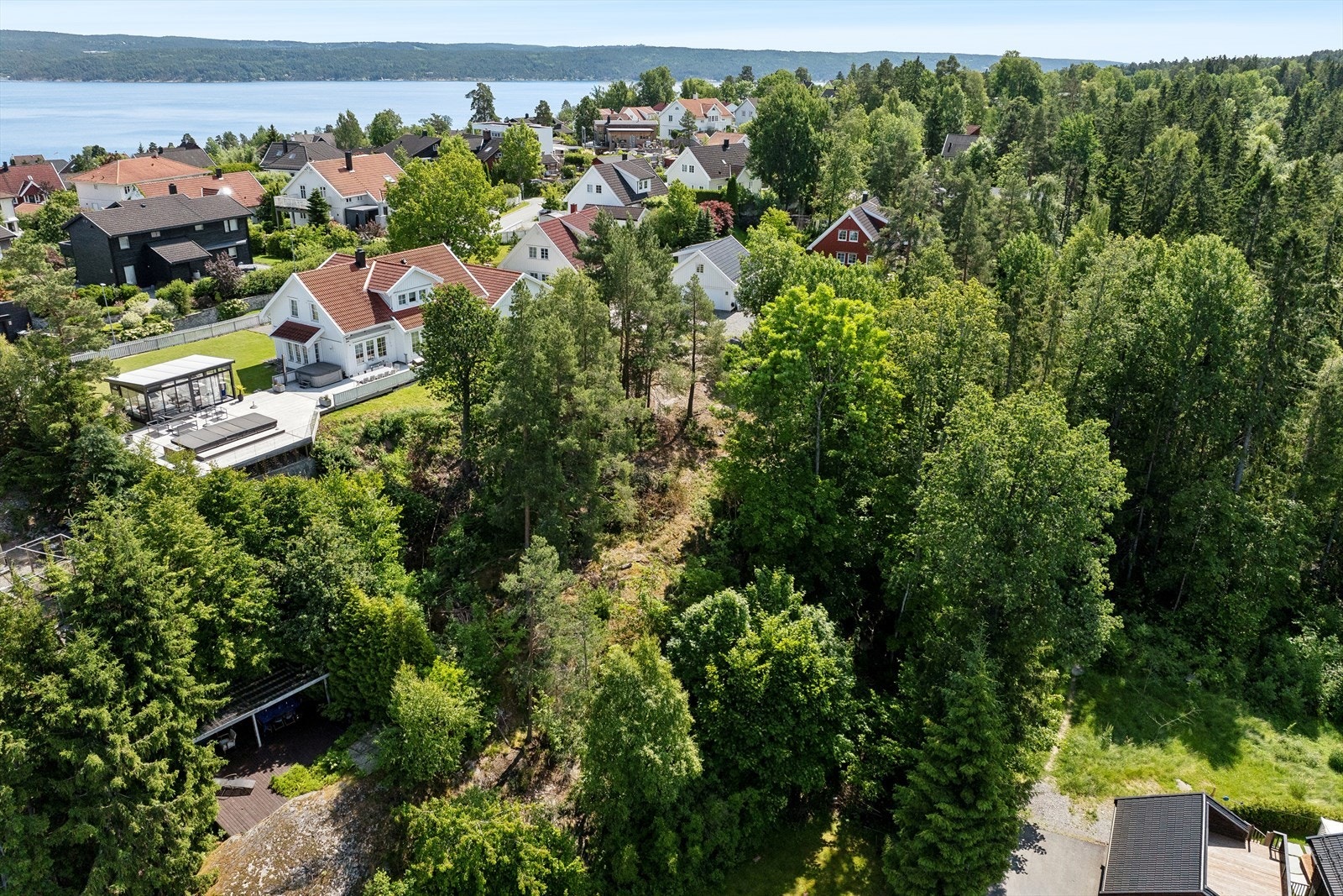 Tomten har gode solforhold, beliggende fint til i et etablert nabolag og grenser mot friareal. Galleribilde