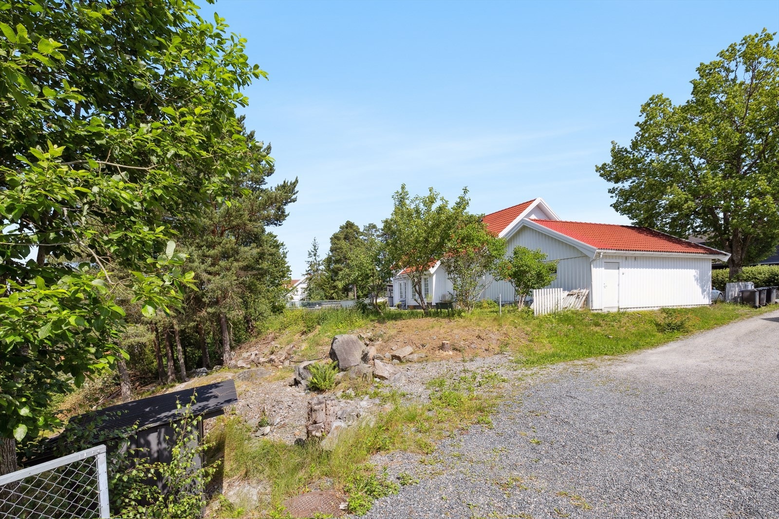 Det er adkomst til tomten via privat vei med veirett. Galleribilde