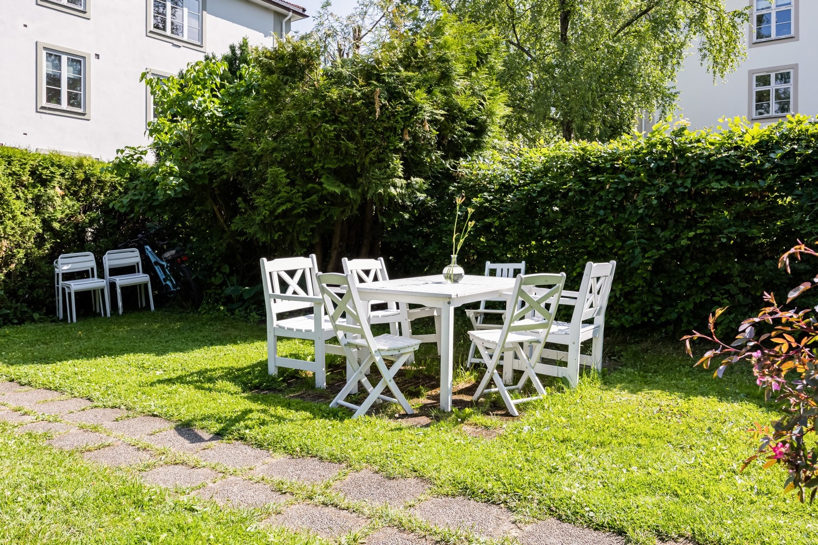 Meget pent opparbeidet bakhage, med flere ulike soner. Galleribilde