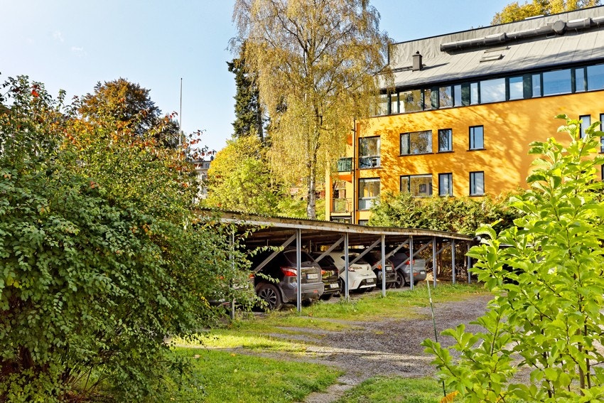 Parkering under carport er tilgjengelig for beboerne ved forespørsel. Galleribilde