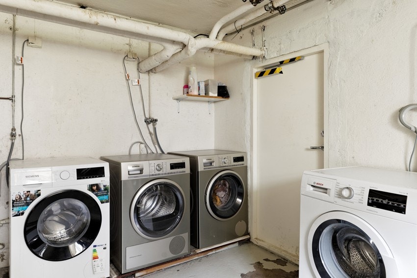 I kjelleren finner du et felles vaskerom med egen vaskemaskin - en praktisk løsning som frigjør plass i leiligheten. Galleribilde