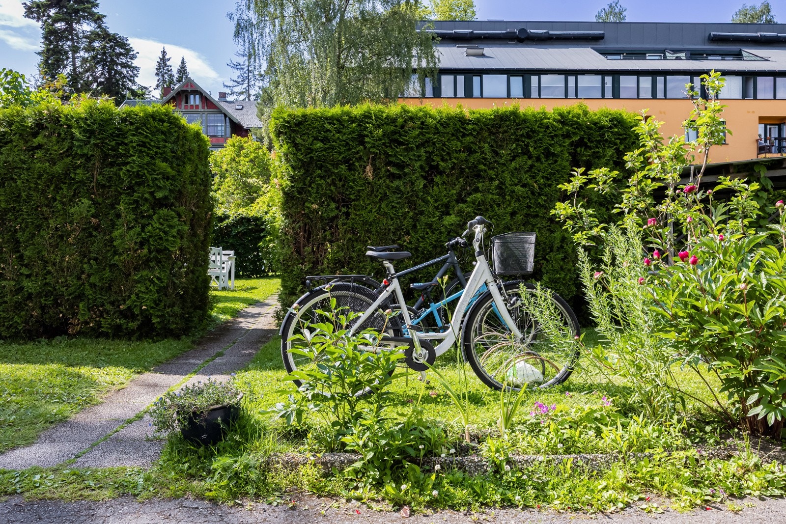 Sykkelparkering i bakgård, noe som gjør det enkelt å ha sykkelen lett tilgjengelig for å kunne komme seg raskt rundt i byen. Galleribilde