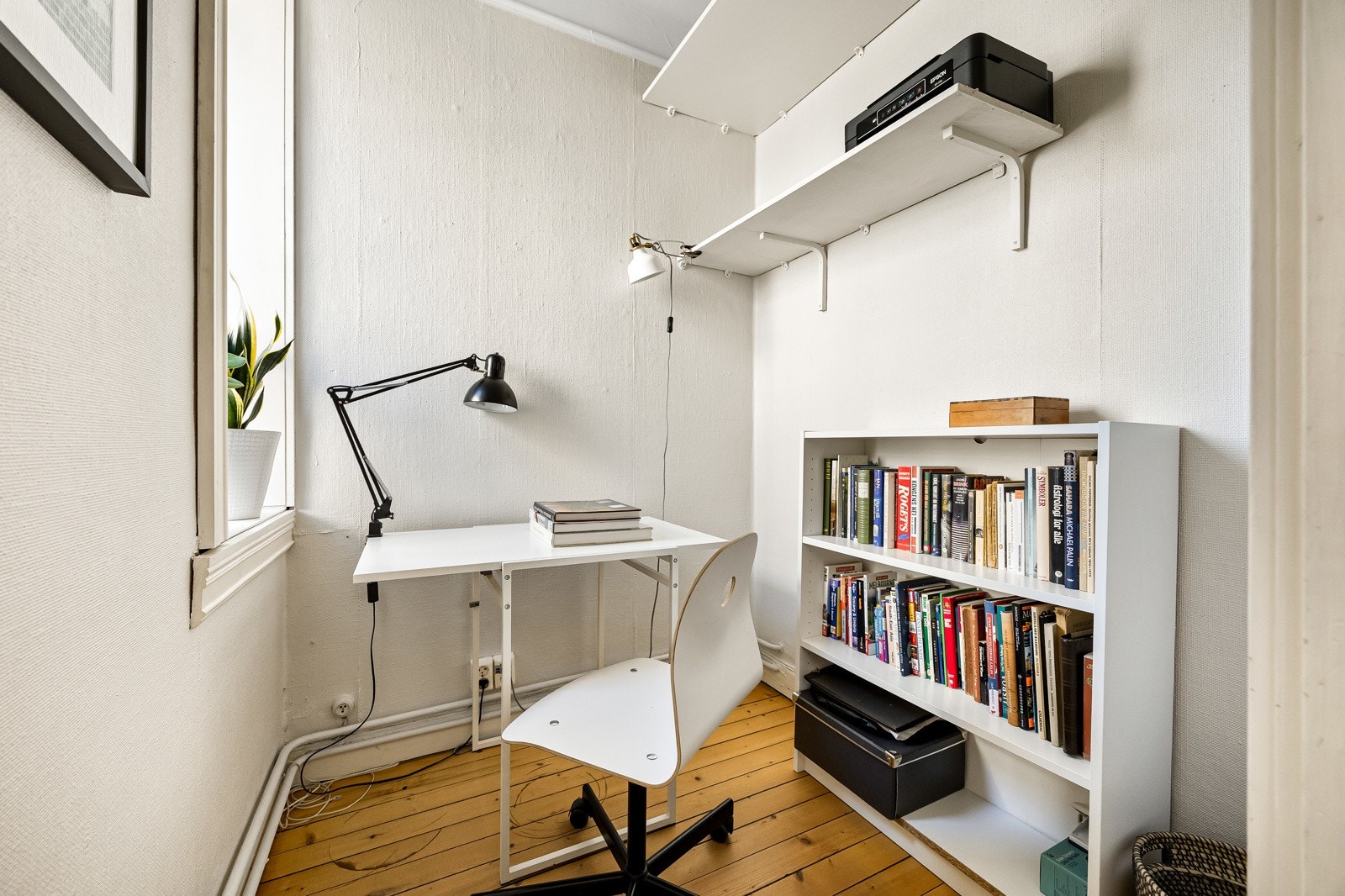 Det ekstra rommet som ligger i tilknytning til soverommet passer perfekt som hjemmekontor/barnerom eller til ekstra lagring. Galleribilde
