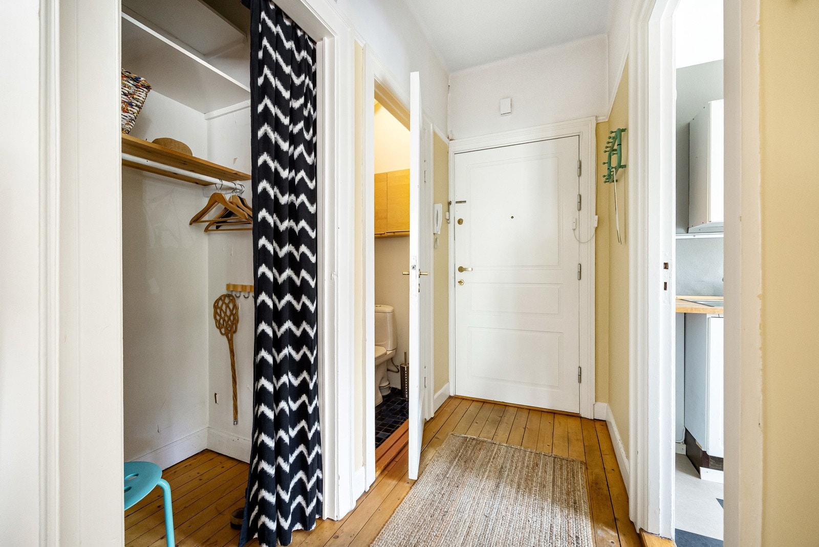 Leiligheten byr på flere praktiske oppbevaringsmuligheter, her ser du blant annet den innvendige boden i entréen. Galleribilde